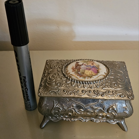 Vintage Footed Metal Trinket Jewelry Box - Picture 5 of 6